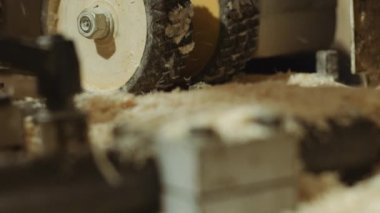 Yönetim Kurulu arıtıcı makine çalışırken tekerlekleri kereste fabrikası