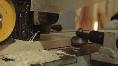 Tahta arıtıcı makine çalışırken tekerlekleri kereste fabrikası