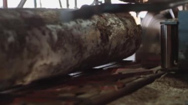 Metal Daire Testere makinesi doğrama Fabrikası'nda üzerinde ahşap günlük kesim