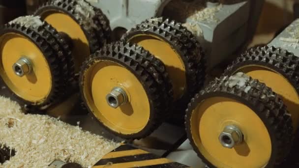 Roues de la machine de raffinage de planche à la production de charpentier — Video