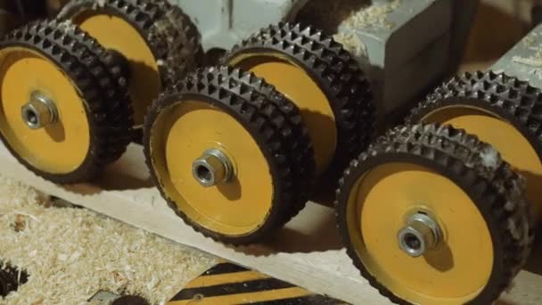 Ruedas rodantes de la máquina refinadora de tableros en la producción de carpinteros — Vídeo de stock