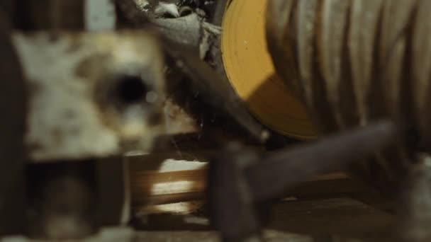 Трубка воздуховода всасывает опилки из бортовой кожуры — стоковое видео