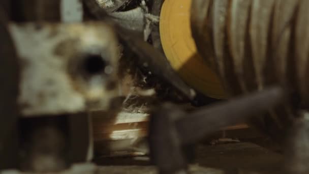 Lucht buis buis opzuigen van houtzaagsel van plank reinigen machine — Stockvideo