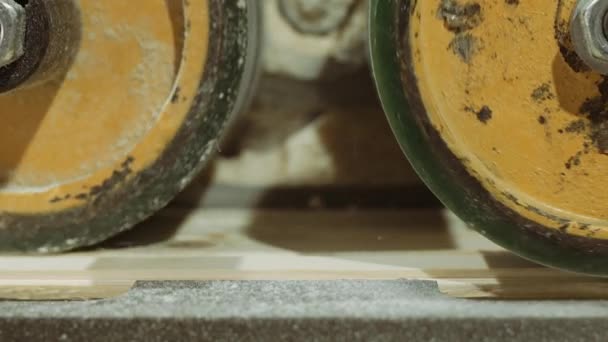 Rullande hjul av planka edger maskin på sågverket produktion — Stockvideo