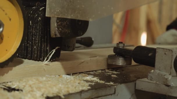 Rollende wielen van plank raffinadeur machine op hout fabriek — Stockvideo