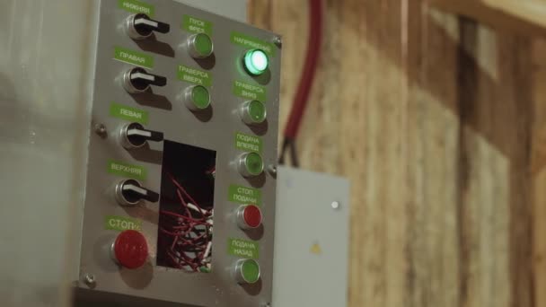 Panel de control con botones e interruptores en la instalación — Vídeo de stock