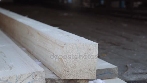 Barra de madera en la pila de tablones en el almacenamiento del aserradero — Vídeo de stock