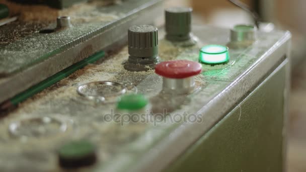 Вспышка зеленой лампочки на панели управления с кнопками на лесопилке — стоковое видео