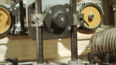 Dönen tekerlekler blok arıtıcı makinenin kereste fabrikası üretimde