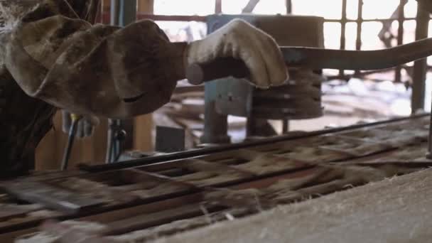 Travailleur du bois gère établi scie industrielle avec bûche de bois 