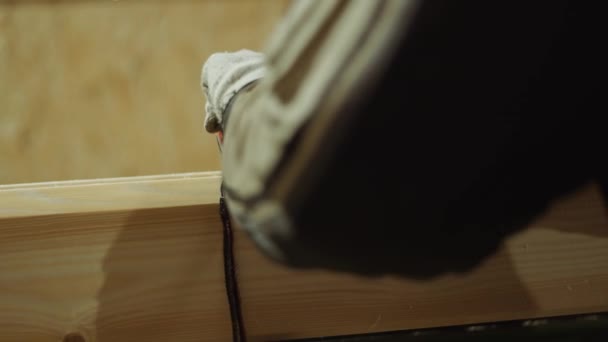 Woodworker endüstriyel odun kesme makinesi blok ile çalışır — Stok video