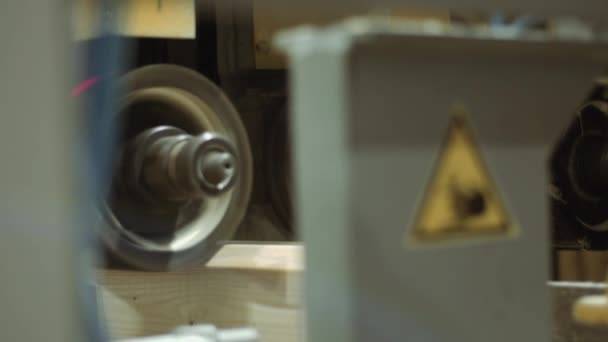 Machine à bois coupe sillon sur bloc de bois à l'usine de scierie 