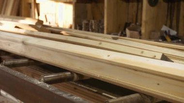 Ahşap kereste fabrikası'nda marangoz jointer makine doluyor blok