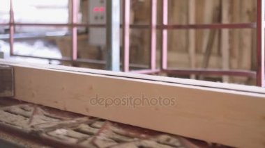 Ahşap tahta kereste fabrikası'nda marangoz makinedeki günlük kesilerek