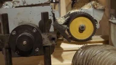 Ahşap blok ahşap çalışıyor-uçak makinede kereste fabrikası'nda taşlama