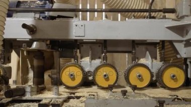 Kereste fabrikası üretim tekerlekli tahta arıtıcı makine çalıştıran