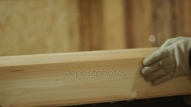 Carpintero opera máquina cortadora de madera industrial con bloque — Vídeo de stock