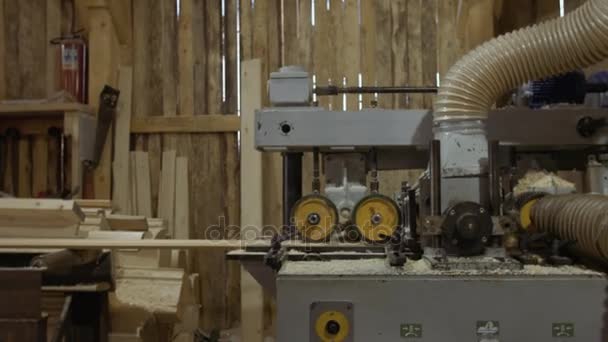 Máquina de carpintería refina tablones de madera en la fábrica de aserraderos — Vídeos de Stock