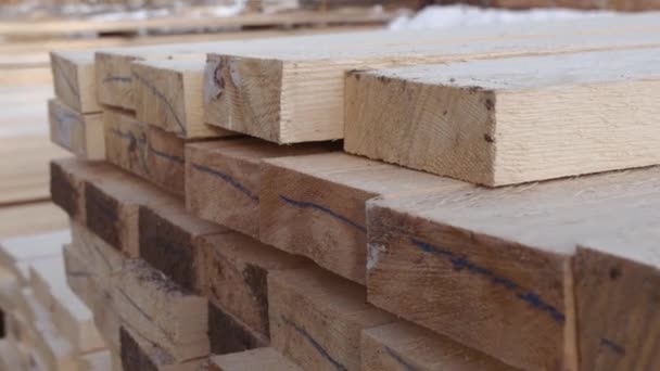 Stapels van verpakte hout plank liggen in tuin van houtbewerking faciliteit — Stockvideo