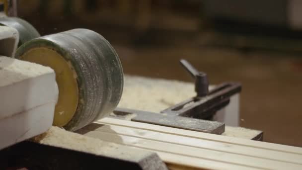 Tablero de madera que funciona fuera de la máquina del refinador del carpintero en fábrica del aserradero — Vídeos de Stock