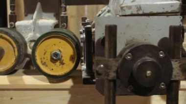 Ahşap doğrama çalışıyor-uçak makinede kereste fabrikası'nda taşlama blok
