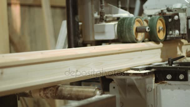 バーの木工生産精製機械の圧延車輪 — ストック動画
