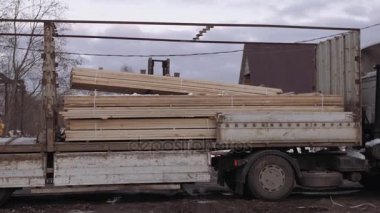 Forklift ile kereste ahşap blok yığında ağır kamyon fotoğraf
