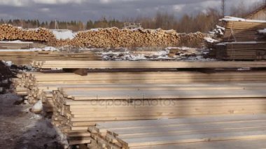 Kereste bahçesinde depolanan paketlenmiş kereste tahta yığını