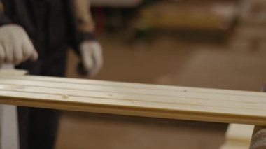 Ahşap tahta marangoz işlemci makine kereste fabrikası'nda dışarı kayar