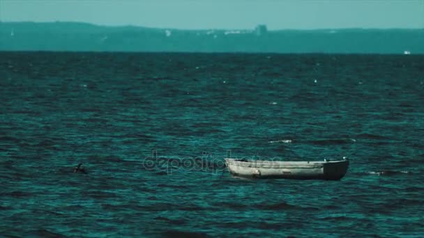 Holzboot schaukelt auf Wellen im Meerwasser — Stockvideo
