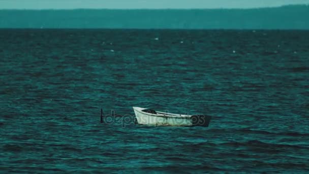 Hölzerne Schaluppe schaukelt auf Wellen mitten im See — Stockvideo