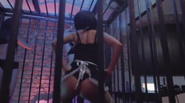 Dans gece kulübü kafeste siyah iç çamaşırı cazip seksi genç kız
