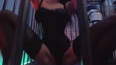 Hizmetçi lingiere genç kız dansçı cazip kamera önünde Bacaklarını ayır