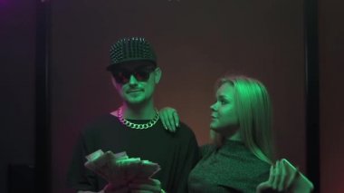 Hip hop adam renkli ışık stüdyo, seksi kız ile para atar