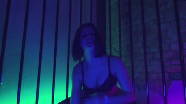 Sexy jovem bob corte morena menina no preto lingerie erótico movimentos no metal gaiola — Vídeo de Stock