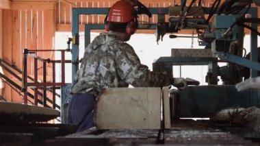 Woodworker kask kesme uzmanlık endüstriyel testere tezgah üzerinde oturum