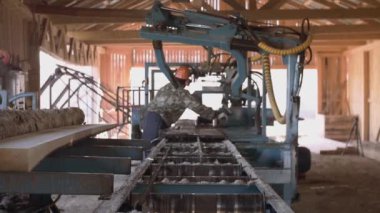 Odun kesme woodworker, kereste, tezgah üzerinde çalışır