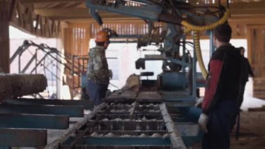 Marangozlar sanayi üzerinde çalışma kereste, kereste kesme gördüm