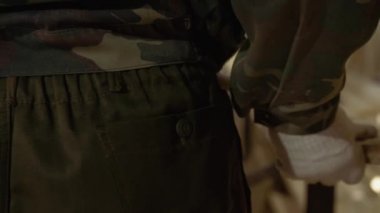 Marangozlar kereste fabrikası, arıtıcı makinede ahşap tahta koyar