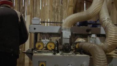 Marangoz opertes kurulu çalışan marangoz jointer tezgah kereste fabrikasında