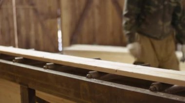 Ahşap tahta marangoz arıtıcı makine ahşap tesisinde doluyor