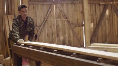 Marangoz jointer makine ahşap tesisinde çalışan işçiler opertes tahta