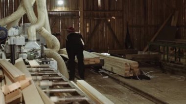 Yükleyici taşımak ahşap plakalar üzerinden jointer kazık kereste fabrikası, bu koy