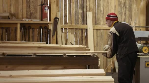 Los trabajadores operan tablón funcionamiento carpintero banco de trabajo de carpintería en las instalaciones del aserradero — Vídeo de stock