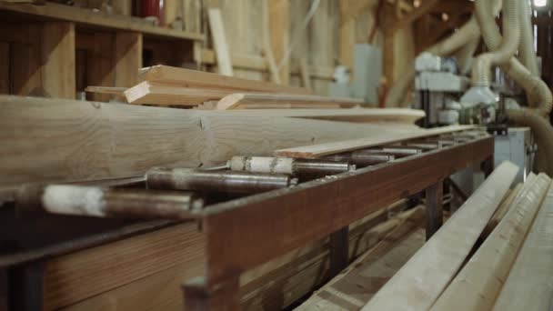 Tablero de madera que ejecuta la máquina de carpintería en la fábrica de aserraderos — Vídeos de Stock