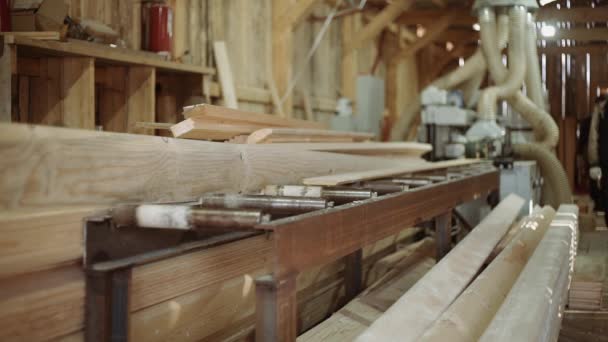 Ξύλινο πίνακα που τρέχει έξω μηχανή εργοστάσιο ραφιναρίσματος ξυλουργός στο πριονιστήριο εργοστάσιο — Αρχείο Βίντεο