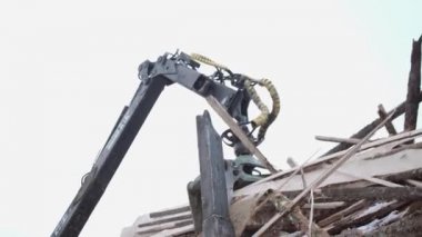 Ahşap kereste fabrikasında ağır vasıta artıkları ağır pençe yükleyici kaldırır