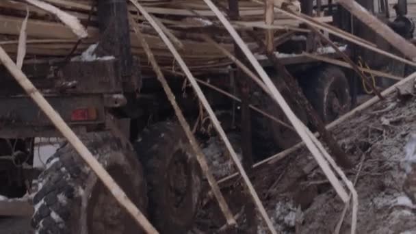 Véhicule de camion coincé dans la saleté sur la route à la scierie chantier de production — Video