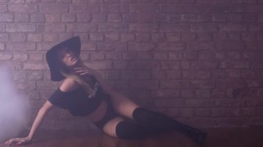 Kırmızı tuğla duvar, Puslu makine önünde dans cazip seksi twerk kadın