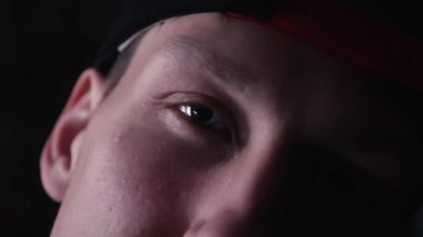 Şapkalı kız ile tuğla duvar önünde yüz dövmeli genç hip hop adam